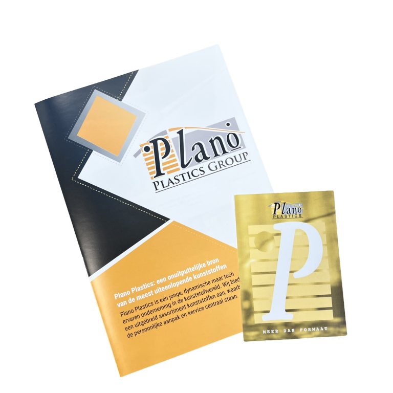 Twee oude Plano Plastics-brochures met het vroegere logo