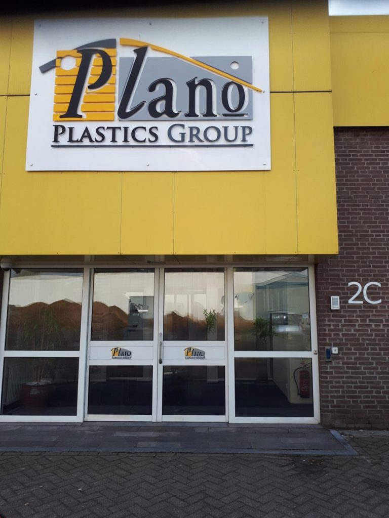 Entree van het Plano Plastics-pand aan de Hurksestraat in Eindhoven, met het logo op de gele gevel