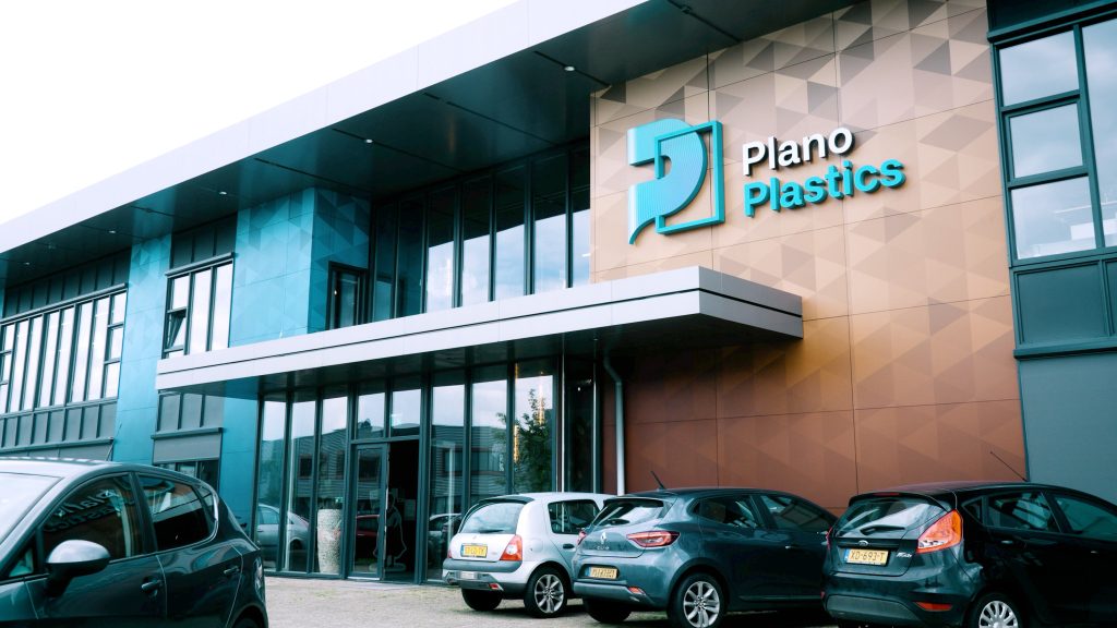 Photo 1 of the work floor at Plano Plastics